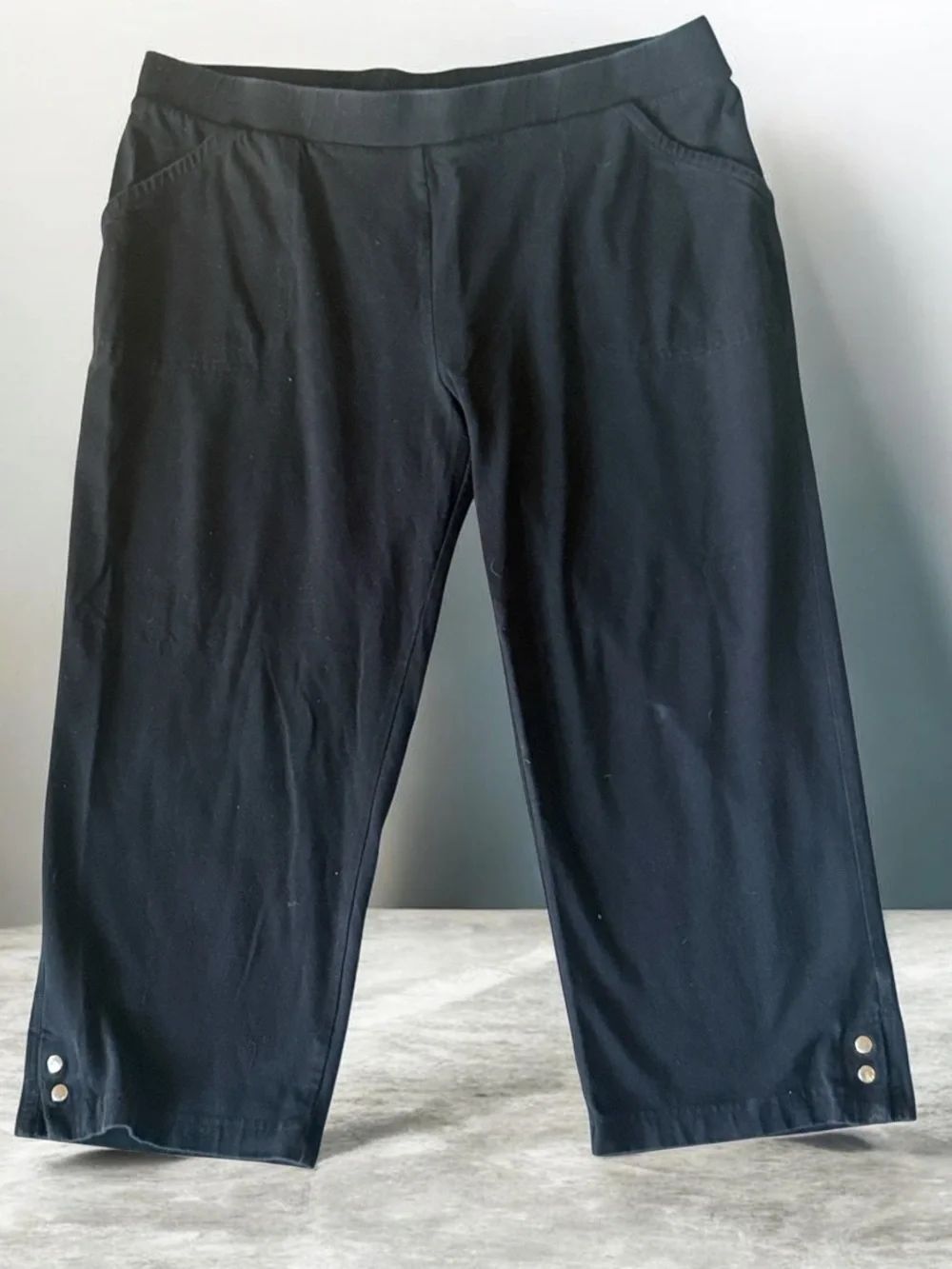 Chico's Weekends Black Pull-On Capri Pants